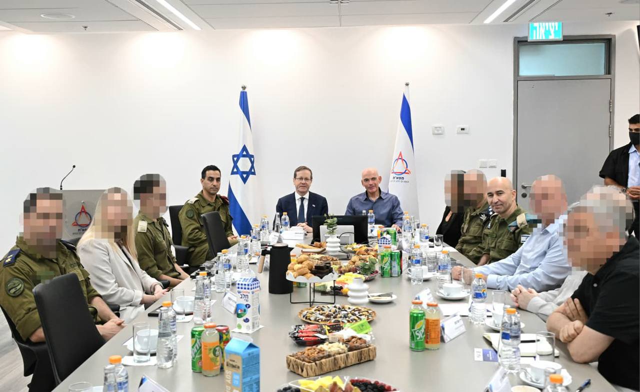 נשיא המדינה בביקורו במפא״ת שבמשרד הביטחון 11.8.26 2